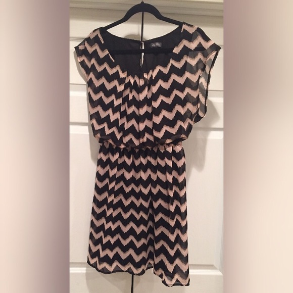 Lily Rose Chevron Print Dress - Picture 3 of 5